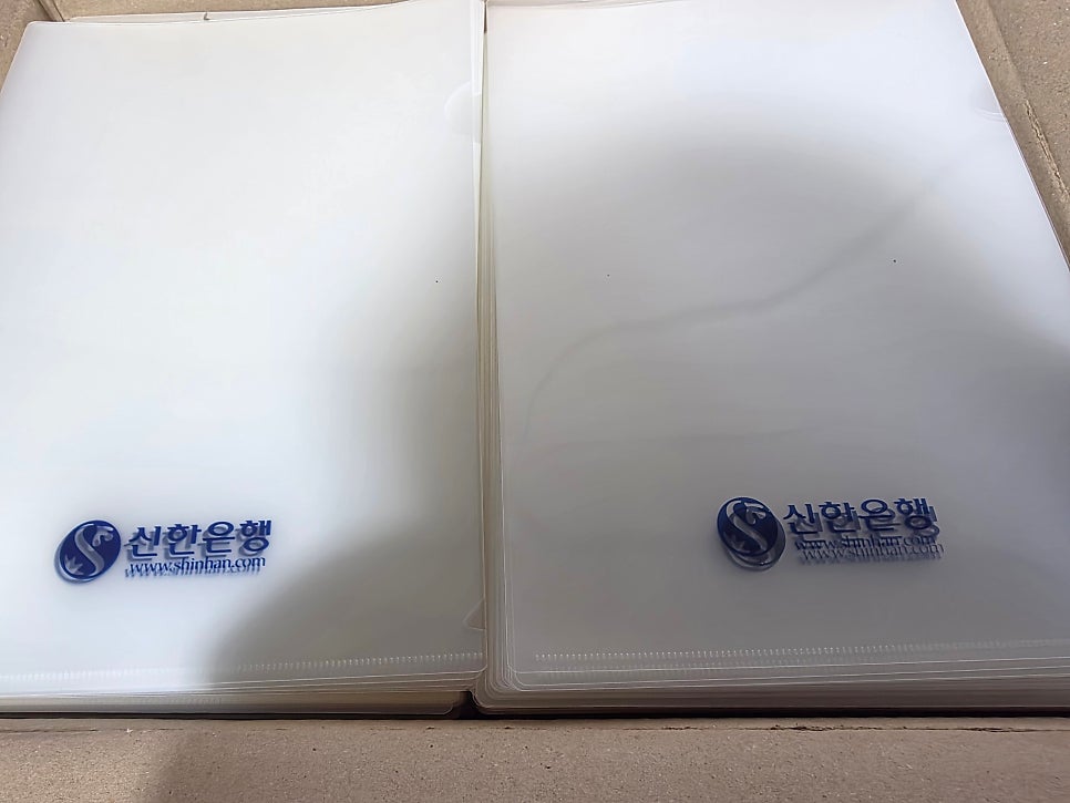 청색 실크인쇄 로고와 문구가 돋보이는 L홀더화일
