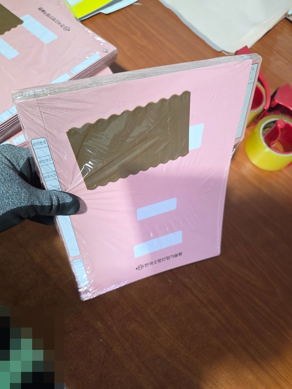 정부화일 내부에 고정된 금속 지네발장식