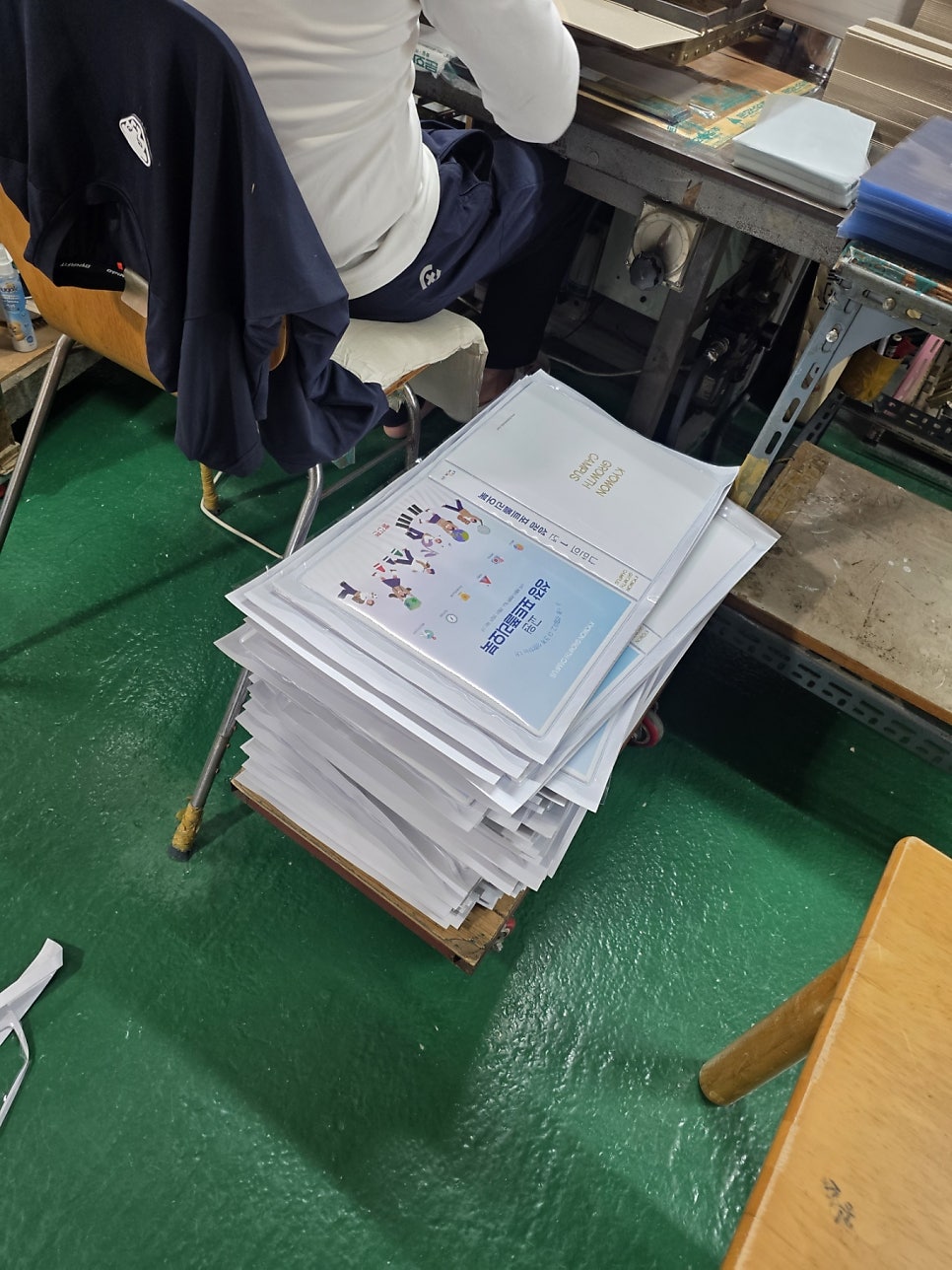 푸른빛 투명 PVC와 4도 인쇄 아트지 제작 자재