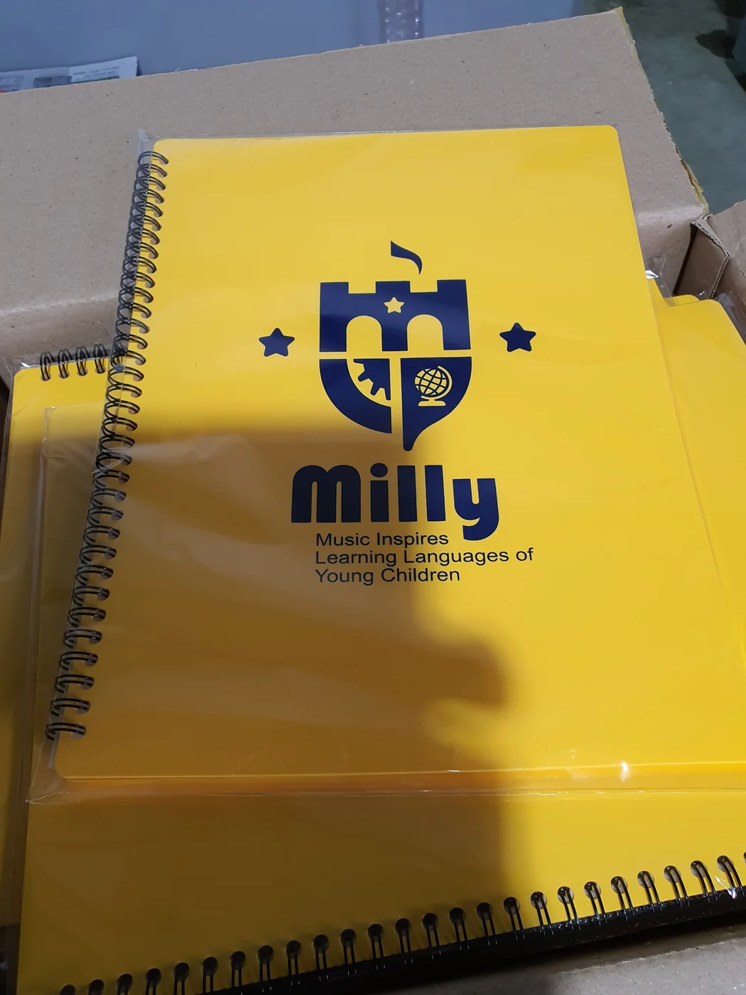 Milly 로고와 영문 문구가 인쇄된 노란색 주문제작 악보화일